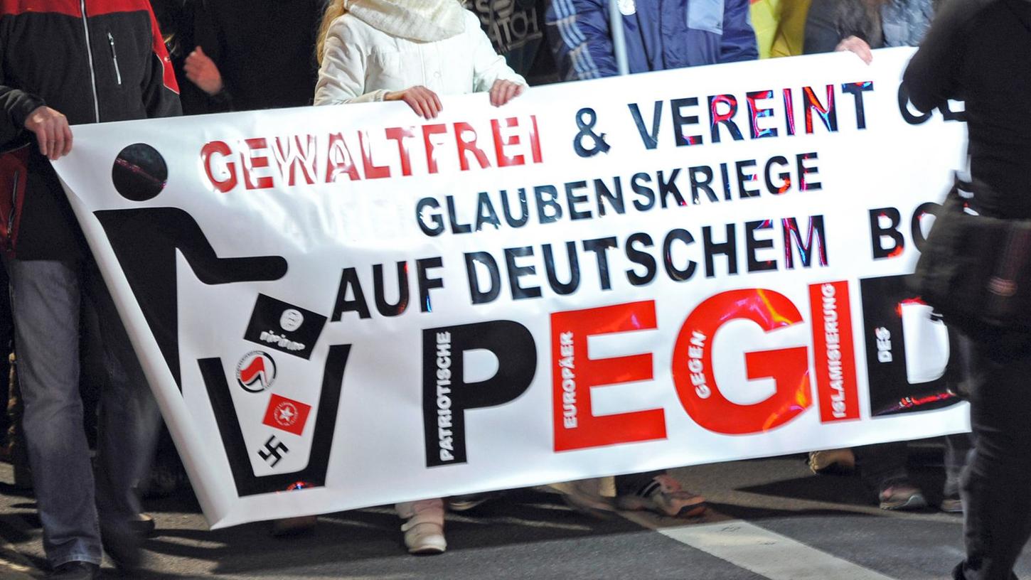 In Würzburg beteiligten sich 100 Menschen am Schweigemarsch der Pegida. In Würzburg beteiligten sich 100 Menschen am Schweigemarsch der Pegida.