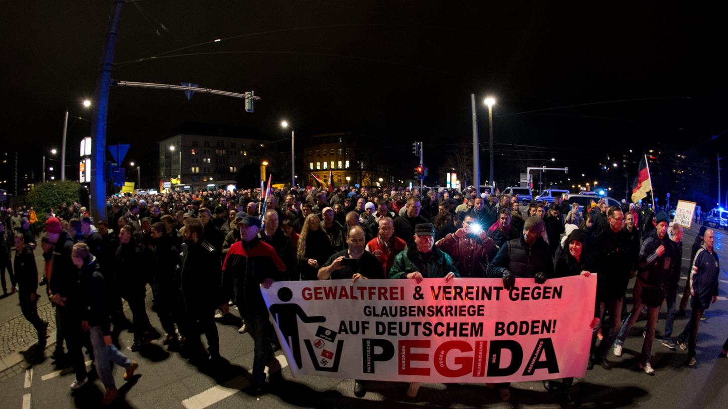 Mehr Sympathisanten der Islamgegner "Pegida" denn je gingen am Montagabend in Dresden auf die Straße. Mehr Sympathisanten der Islamgegner "Pegida" denn je gingen am Montagabend in Dresden auf die Straße.