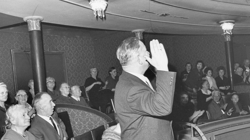 Ministerpräsident Alfons Goppel winkt stehend seinen Gästen zu, die ihm und den Künstlern dankbar Beifall klatschen.  Hier geht's zum Artikel: Landesvater unter Omas und Opas