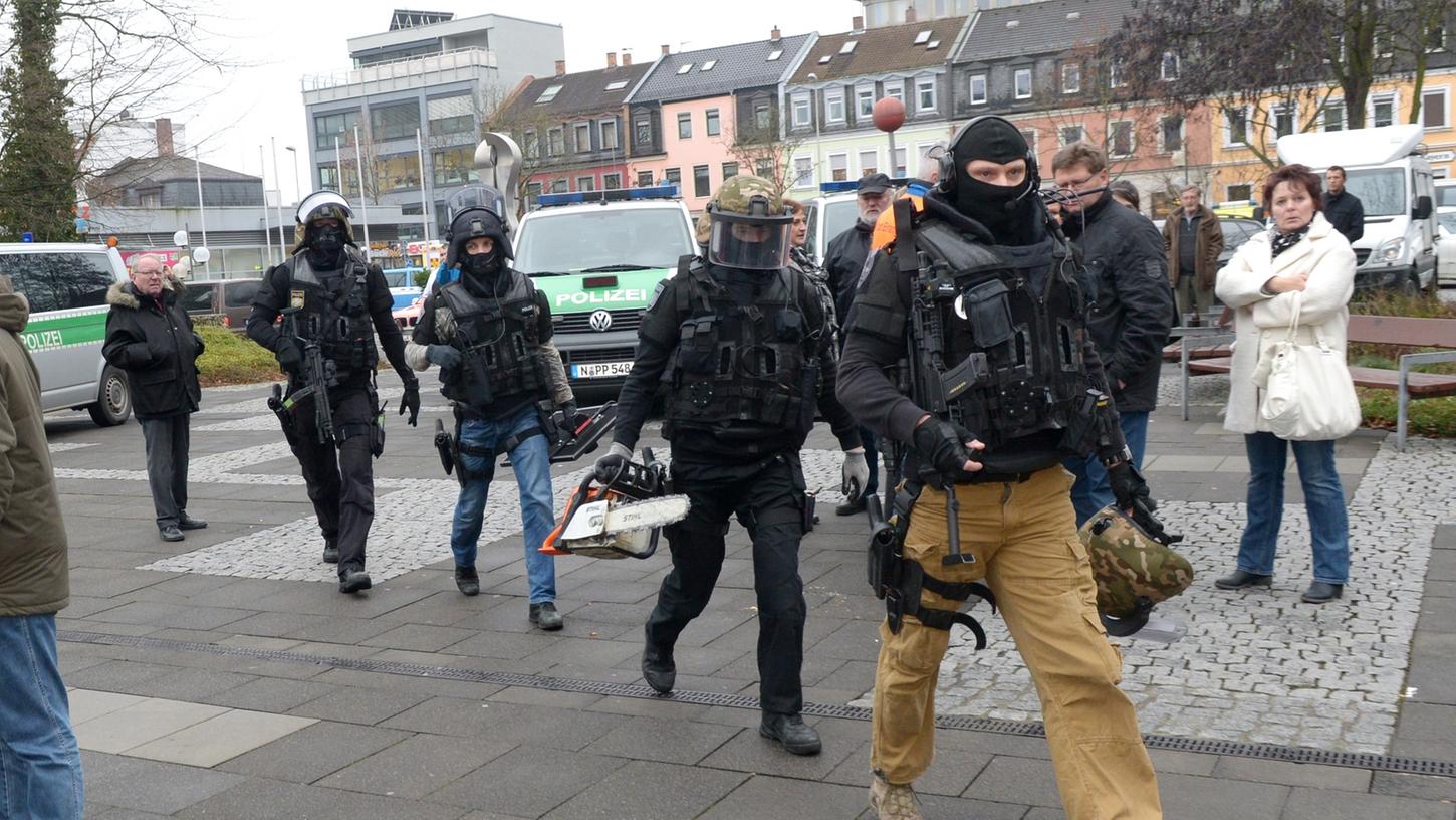 Ein Polizei-Großeinsatz sorgte am Dienstag für Aufruhr in Erlangen. Das Rathaus musste evakuiert werden, auch OB Janik musste ins Freie.