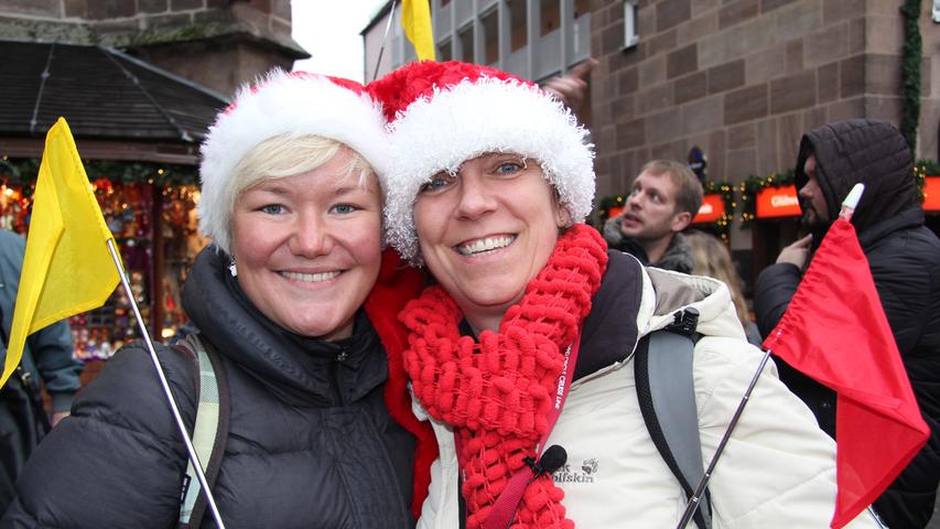 Ihre bunten Fähnchen sind Erkennungszeichen: Katy (45) aus Belgien und Jenia (32) aus Weißrussland sind Gruppenführer einer 150 Mann starken Reise-Truppe aus den USA. "Wir finden die Zwetschgenmännla toll, die gibt es nur hier", sagt Katy.
