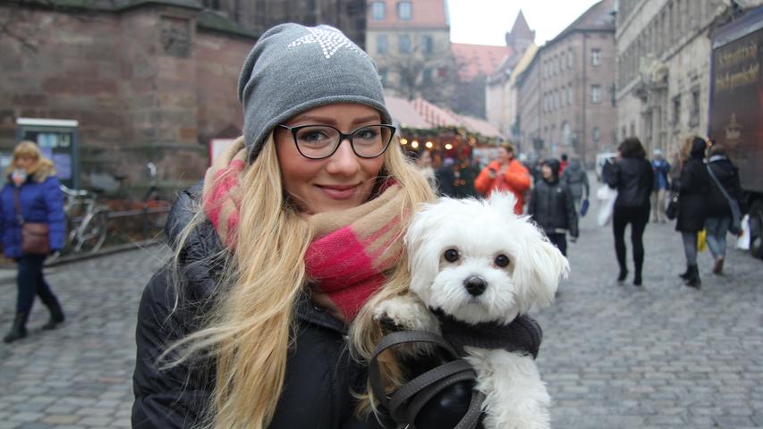 Auch Agnes (28) und Ted sind zu Besuch: Die Hannoverin verbringt eine Woche mit ihrem Freund, der zur Zeit in Nürnberg arbeitet. Die weihnachtliche Atmosphäre findet sie hier einzigartig. "In Hannover gibt es mehrere kleine Märkte über die ganze Stadt verteilt.", erzählt sie.