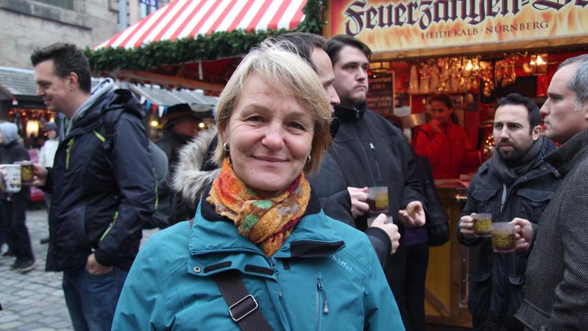 Irene (58) besucht eine gute Freundin in Nürnberg. Den Christkindlesmarkt findet die Augsburgerin viel edler und schöner dekoriert als die Märkte zu Hause. Lange ist sie noch nicht da, aber einen Glühwein hat sich die 58-Jährige schon schmecken lassen.