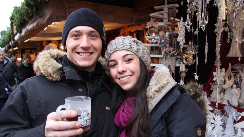 Daniele (30) und Greta (24) sind nur für den Christkindlesmarkt nach Deutschland gekommen. Dass der ganz anders ist als die Märkte, die sie aus der Heimat kennen, freut die beiden ganz besonders. "So eine Weihnachtsstimmung gibt es bei uns nicht", sagt Daniele. Übermorgen geht es wieder zurück nach Italien.