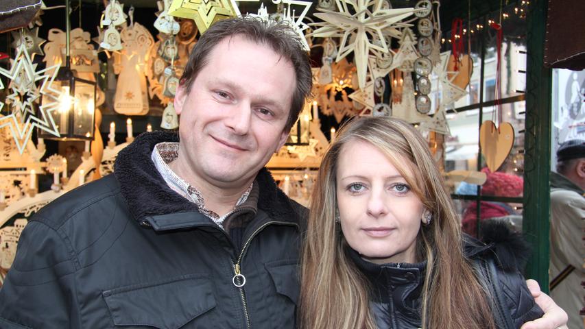 Auch Roman (49) ist ein regelmäßiger Besucher: Gemeinsam mit Frau Karin (39) schlendert er am liebsten vormittags über den Hauptmarkt, um die einmalige Atmosphäre zu genießen. "Wir haben den schönsten Weihnachtsmarkt der Welt", findet der 49-Jährige. Nur eines fehlt ihm: der Schnee.