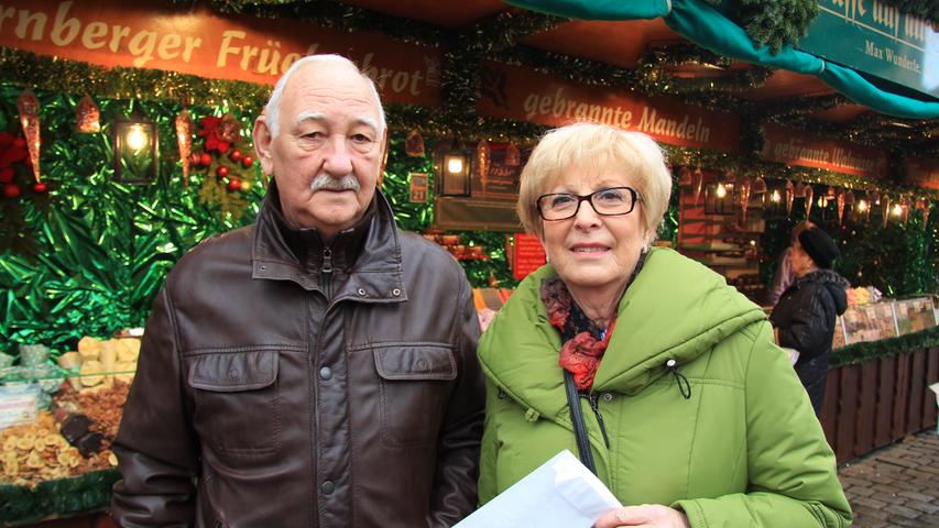 Die ehemaligen Nürnberger Manfred (72) und Renate (70) wohnen mittlerweile in der Nähe des Brombachsees, kommen aber trotzdem jedes Jahr auf den Christkindlesmarkt. "Schon von Kindesbeinen an waren wir oft hier, für uns gehört das einfach dazu", sagt Renate.