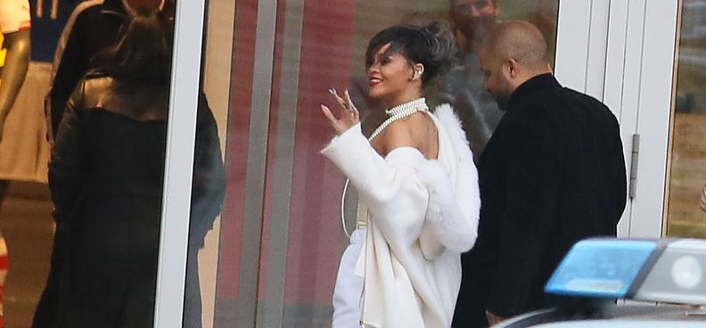 Rihanna hatte eine Polizei-Eskorte und ihre Bodyguards dabei, als sie im Dezember 2014 zu einer Vertragsunterzeichnung mit Puma nach Herzogenaurach kam.