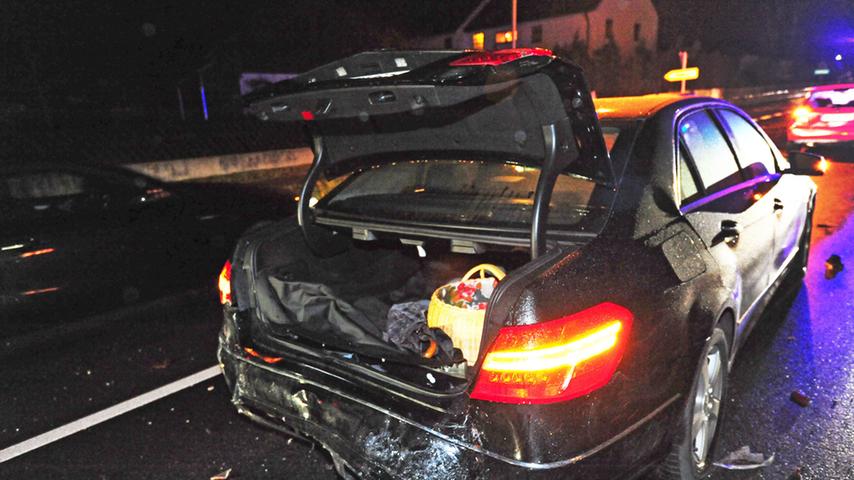 Autofahrer übersieht dunklen Mercedes im Nieselregen 