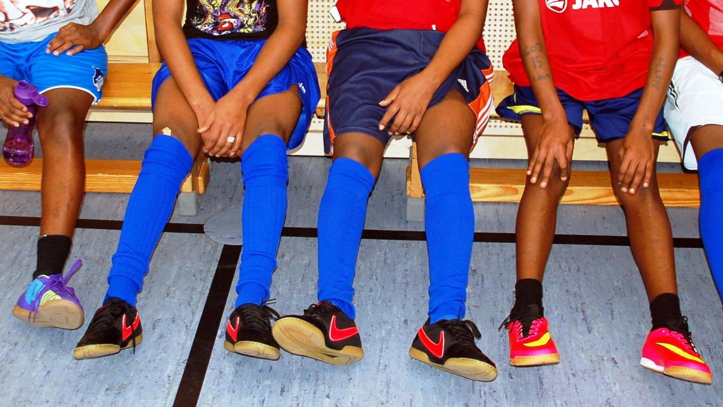 Die jugendlichen Migranten aus Afrika bekamen neues Schuhwerk fürs Hallenfußball.