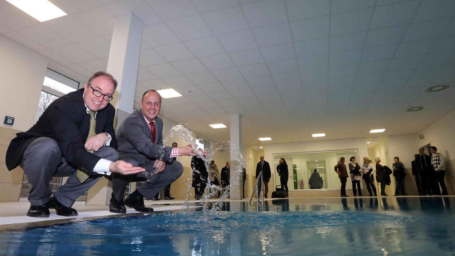 Nicht nur Kinder planschen gerne: Auch der Geschäftsführer der Aqua-Kita, Jens Fischer (links), und Bürgermeister Christian Vogel haben offensichtlich Spaß am neuen Pool.