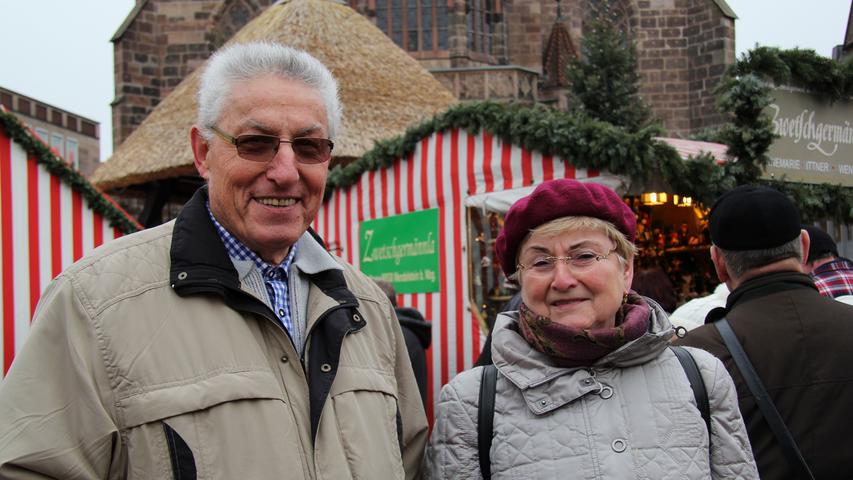 Seit sechs Jahren kennen sich Wolfgang (77) und Margot (78). Zusammen sind sie heute für einen Tagesausflug aus Baden-Württemberg nach Nürnberg gereist. "Zum Glück regnet es noch nicht, aber den Regenschirm haben wir für alle Fälle mitgenommen," sagt Margot. "Was wir uns noch wünschen würden, wäre ein wenig Weihnachtsmusik, damit man in die richtige Stimmung kommt."