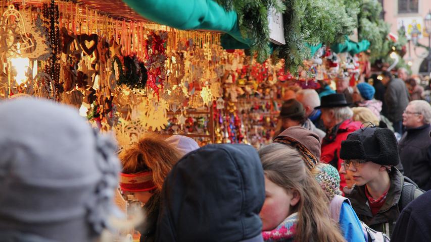 Neugierige Blicke auf die vielen Angebote an den Ständen erlebt man jeden Tag auf dem Christkindlesmarkt.