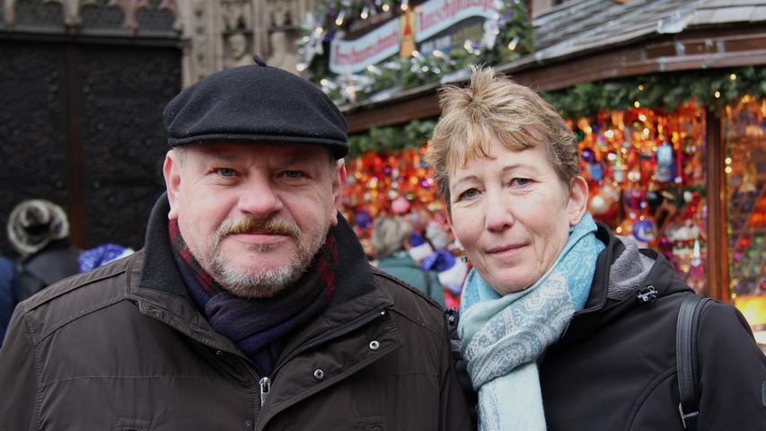 Erwin (60) und Rita Hecker (57) waren das letzte Mal vor dreißig Jahren auf dem Christkindlesmarkt. "Wir haben Urlaub und haben uns ganz spontan entschieden, mal wieder herzukommen. Mal sehen, was sich in den Jahren alles verändert hat."