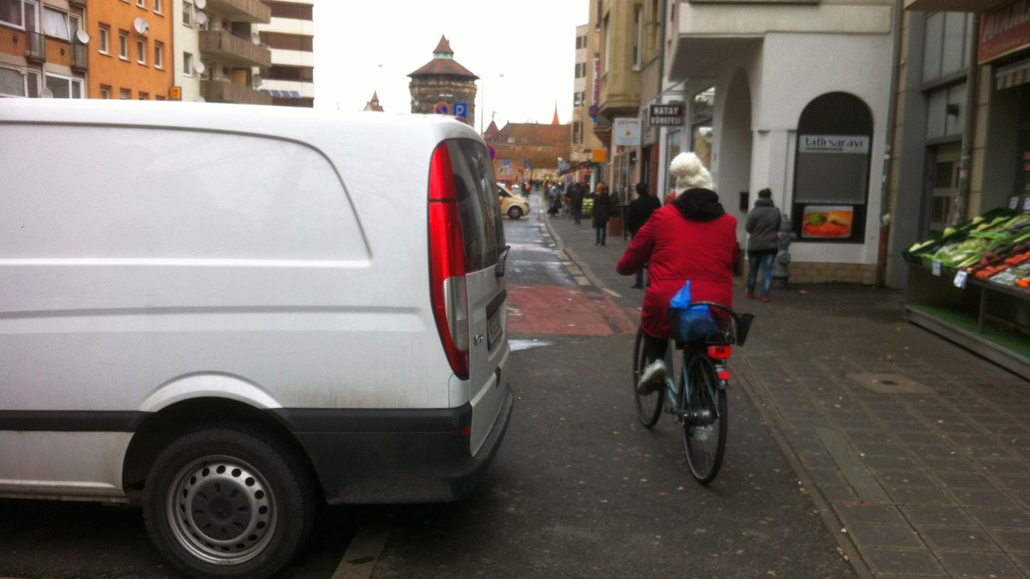 Gefährlich: In der Gostenhofer Haupstraße versperren Falschparker und überlange Fahrzeuge immer wieder den Radweg, aber auch die Sicht von Fußgängern.