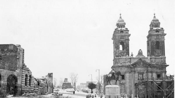 Die Menschen, die ihre Häuser und Wohnungen verloren hatten, machten sich am folgenden Tag zu Fuß meist mit einem Handwagen oder ihrem verbliebenen Hab und Gut unterm Arm auf den Weg ins Umland, in der Hoffnung, dort Obdach zu finden.