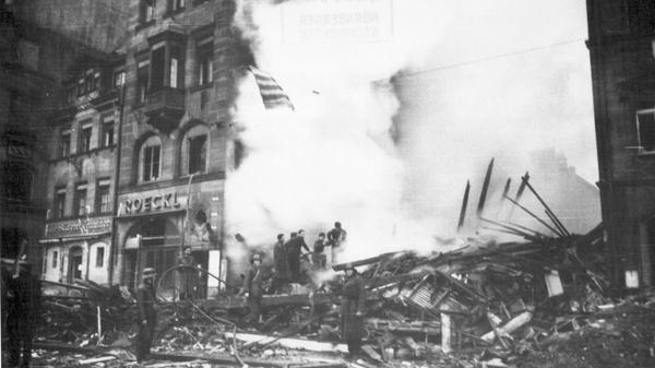 Der britische Luftmarschall Arthur Harris hatte den Angriff vom 2. Januar 1945 auf Nürnberg eigenmächtig und entgegen der Direktiven des britischen Generalstabes und des Oberkommandos der Alliierten befohlen. Bereits im Vorjahr hatte er die Weisung erhalten, die wahllosen Flächenbombardements einzustellen und sich mehr auf kriegswichtige Schlüsselindustrien und Transportlinien zu konzentrieren.