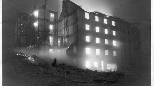 ... Rauch umhüllte die Stadt. Doch was in mehr als 600 Jahren gewachsen war, lag nun in Trümmern.