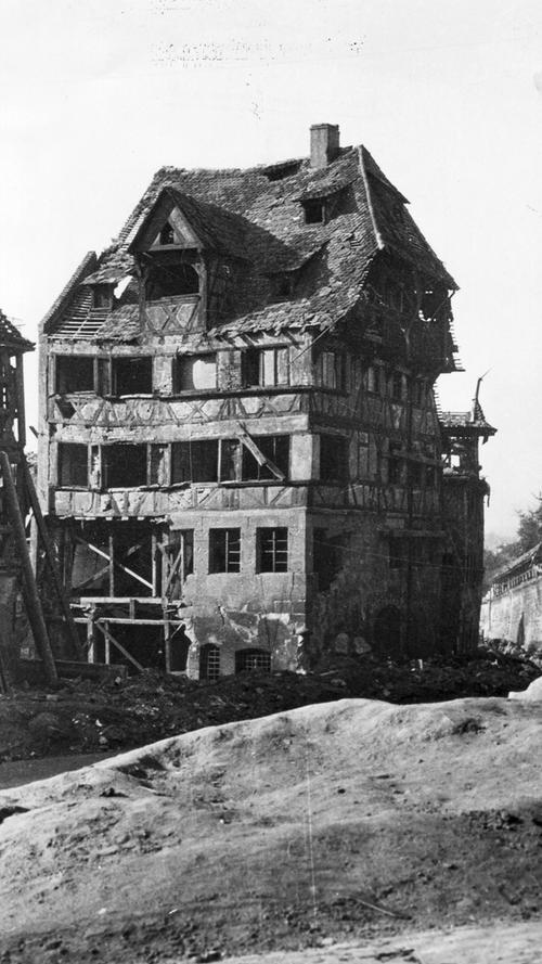 Dass das Albrecht-Dürer-Haus nach dem Angriff noch stand, war dem Einsatz einer Hausmeisterin zu verdanken, die...
