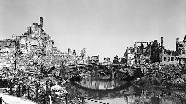 "Der Himmel hat Erbarmen mit der unglücklichen Stadt. Während der verflossenen Nacht ist Schnee gefallen. Über dem, was man einst das Schatzkästlein des Deutschen Reiches nannte, breitet sich jetzt ein großes Leichentuch", notierte der Chronist des Untergang der Nürnberger Altstadt, Fritz Nadler, am 5. Januar 1945.