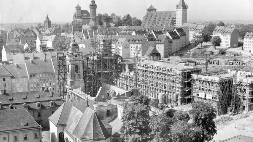 Der Wiederaufbau von Nürnberg dauerte Jahrzehnte. Während des Angriff retteten sich zahlreiche Einwohner in die unterirdischen Gänge der Altstadt und überlebten so.