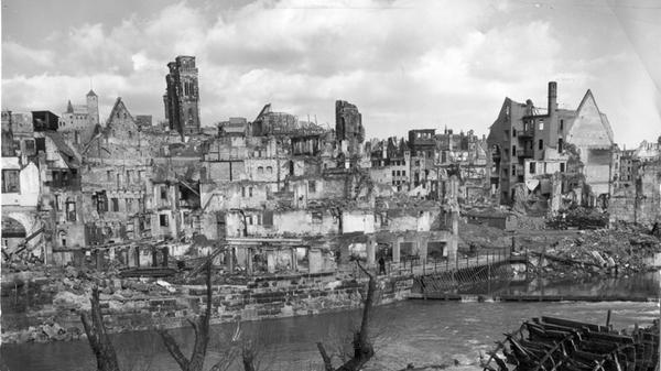 Die Häuser verdampften in einer Feuersglut, berichten Zeitzeugen heute noch. Die Menschen verbrennen, ersticken, werden von Trümmern erschlagen, durch Bomben zerrissen.