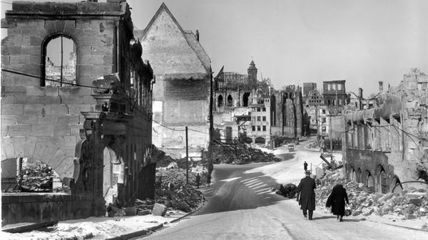 Zeitzeugen berichten davon, dass die Stadt taghell war. "Der ganze Horizont war knallrot und wurde immer röter", berichtete eine Frau Anfang 2014 etwa der NZ.