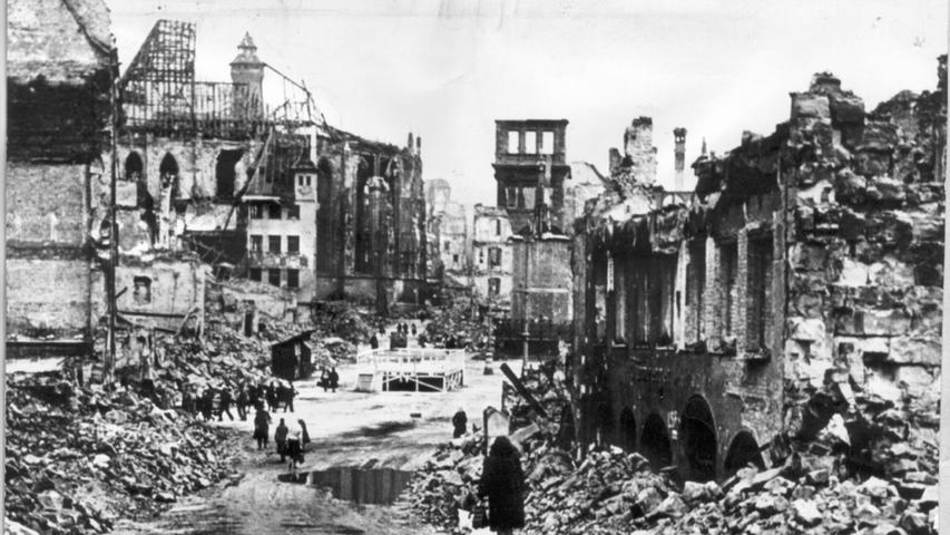 Um 19.20 Uhr am Abend des 2. Januars 1945 fielen die ersten Bomben auf Nürnberg. Mehr als 1.800 Menschen sterben bei dem Angriff, ...