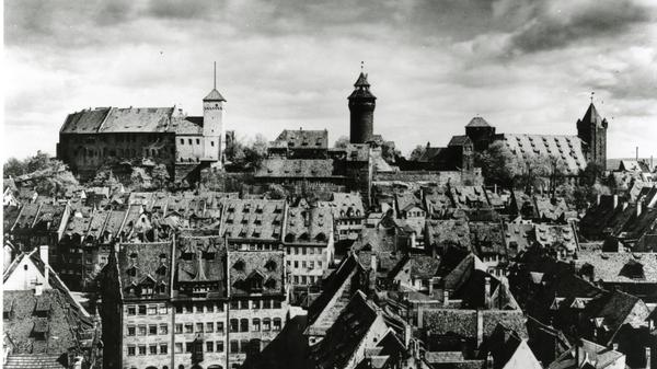 ... waren über Jahrhunderte organisch gewachsen. Die Stadt verfügte über einen reichen Bestand an großartigen Bauten und Kultur. Schon ab 1940 sicherten die Nazis Gemälde in Bunkern der Stadt, um sie vor Angriffen zu schützen.