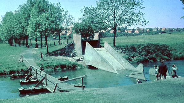 Erst am 8. Mai 1945 hat der Schrecken des Zweiten Weltkrieges und des NS-Regimes ein Ende. Bis dahin hatte der Krieg mehr als 55 Millionen Menschen das Leben gekostet, ein Viertel davon Zivilisten.