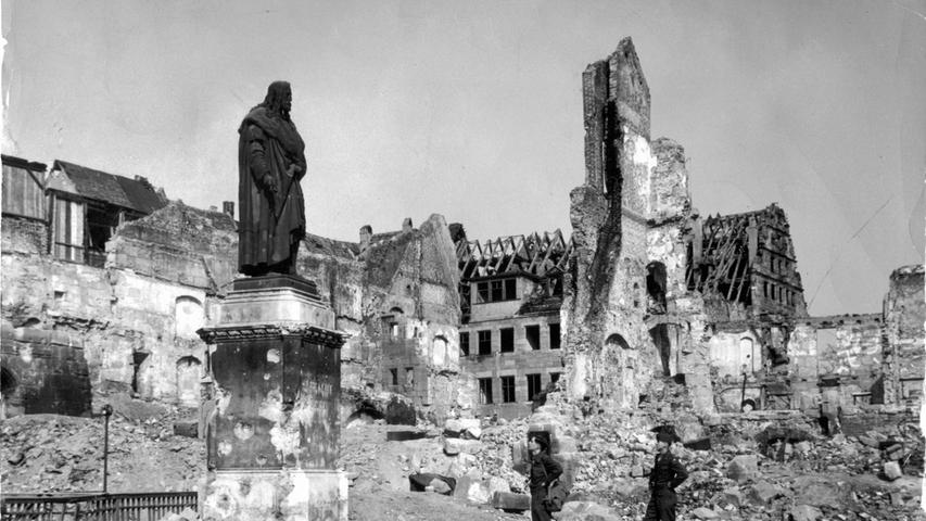 Eine Millionen Brandbomben, 100 Luftminen und 6000 Sprengbomben gingen in der Nacht auf Nürnberg nieder.