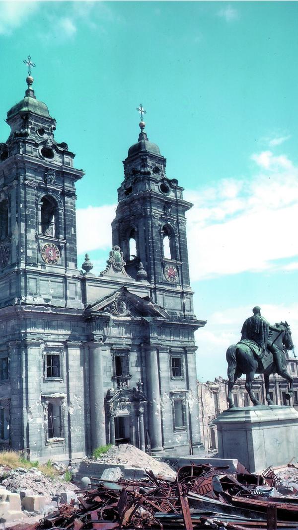 ... 100.000 Einwohner werden obdachlos. Entwarnung kommt um 20.13 Uhr. Innerhalb dieser Stunde ging nicht nur ein Splitterregen auf Nürnberg nieder.
