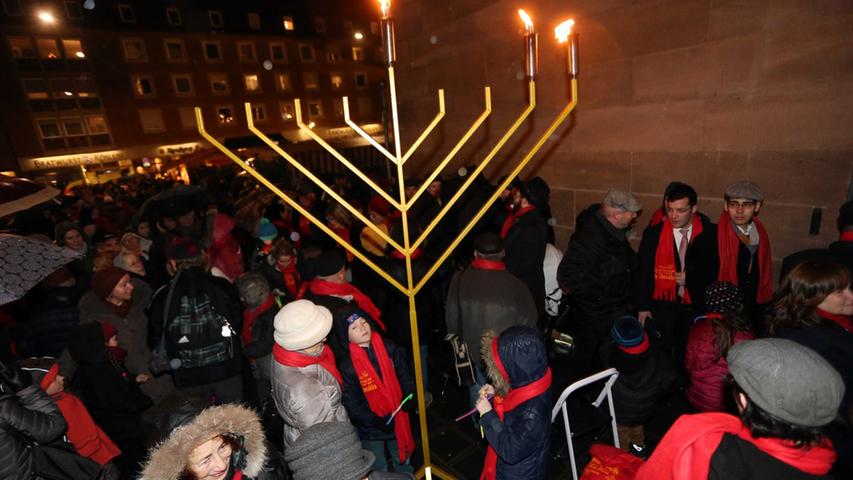 Für rund 2000 Juden in Nürnberg hat das Lichterfest am Dienstagabend begonnen. Acht Tage lang dauern die Festlichkeiten an.