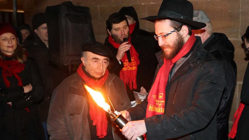 Rabbiner Chabad Lubavitsch Eliezer Chitrik entzündete auf dem Markt der Partnerstädte den Chanukka-Leuchter.