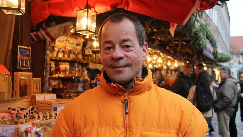 Seit zehn Jahren besucht Werner (52) mit seiner Mutter ein paar Tage vor Weihnachten den Christkindlesmarkt. "Dann kommt man richtig in Weihnachtsstimmung. Man muss einfach da gewesen sein", sagt der Schwabacher. Das Flair in Nürnberg findet er einfach einzigartig.