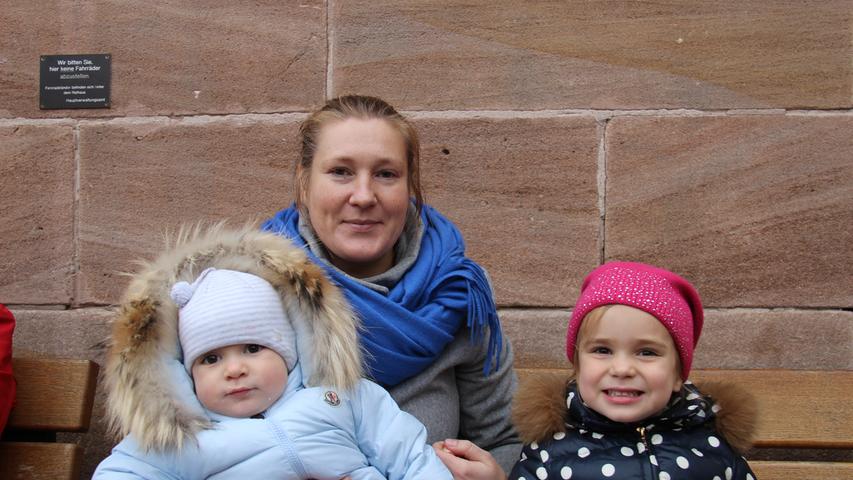 Um ihren Eltern den Christkindlesmarkt zu zeigen, ist Elena (37) mit ihrer Familie von Prag nach Nürnberg gefahren. Mit den Kindern Matthew (1) und Sofia (3) genießen sie die Atmosphäre und Fröhlichkeit der Menschen zu dieser Jahreszeit. "In Russland, wo ich ursprünglich kerkomme, sind die Märkte ganz anders", sagt Elena.