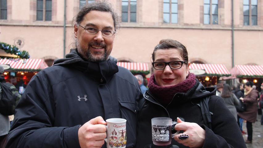 Für vier Tage sind Olli (45) und Sandra (39) in Nürnberg. Die Kölner machen gerade eine Tour durch Franken. Um richtig in Weihnachtsstimmung zu kommen, fehlt ihnen eigentlich nur der Schnee. "Der Markt der Partnerstädte ist eine richtig gute Idee", findet Olli. "Dann kann man probieren, wie der Glühwein in anderen Städten schmeckt."