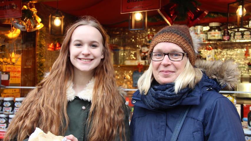 Im Herbst sind Carlotta (14) und Heidi (46) aus Schleswig-Holstein nach Adelsdorf bei Erlangen gezogen. "Wir sind eigentlich nicht so die Weihnachtsmarktgänger", erzählt Heidi. "Nach allem, was man so hört, habe ich mir mehr unter dem Christkindlesmarkt vorgestellt. Richtig umgehauen hat er mich aber nicht." "Viel zu gucken gibt es aber auf jeden Fall", fügt Carlotta noch hinzu.