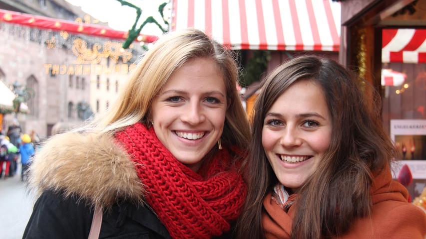 Susanne (22) und Nicola (18, rechts) leben seit einem Jahr in Nürnberg, weil sie an der Hochschule für Musik studieren. Auf der Suche nach kleinen Aufmerksamkeiten schlendern die beiden über den Christkindlesmarkt. "Glühwein mag ich überhaupt nicht", sagt Susanne. "Ich finde es schade, dass es auf Weihnachtsmärkten immer nur ums Trinken geht."
