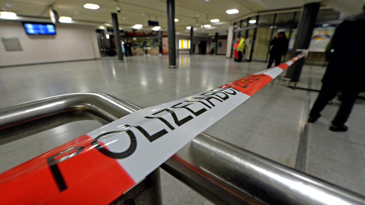 Absperrbänder am Hauptbahnhof: Eine Bombendrohung hielt am Donnerstagabend Nürnberg in Atem.