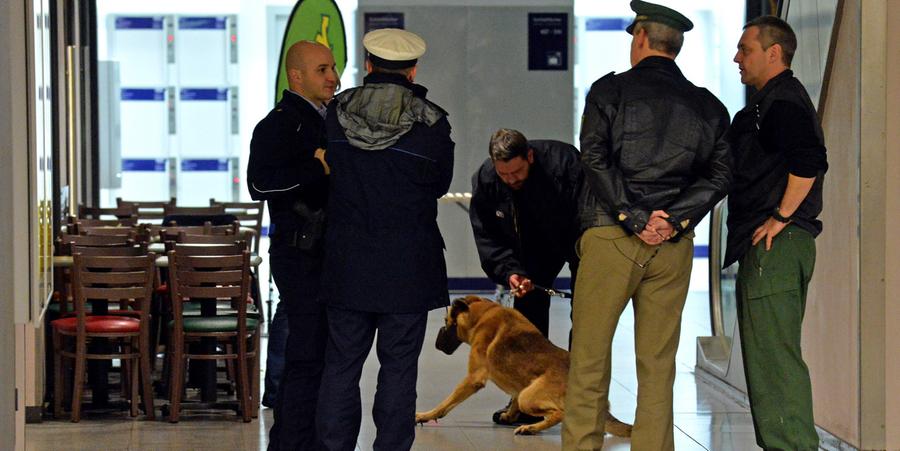 Unmittelbar nach der Drohung durchsuchte die Bundespolizei mit Spürhund "Gino" den Bahnhof...