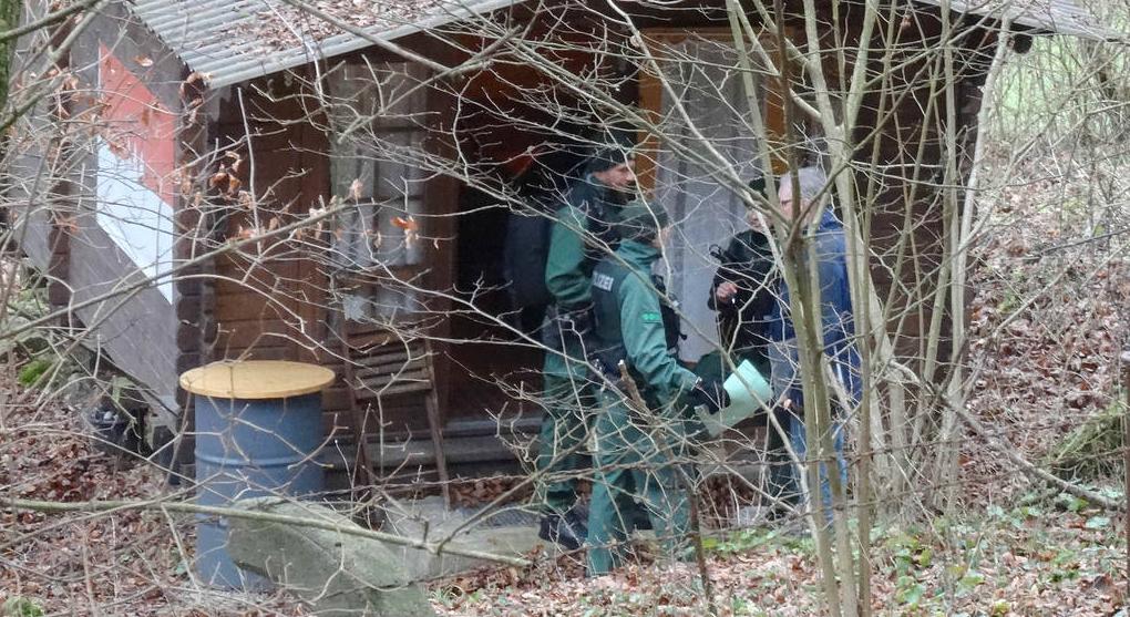 Hier öffnet die Polizei gerade das Wochenendhaus. Hier öffnet die Polizei gerade das Wochenendhaus.