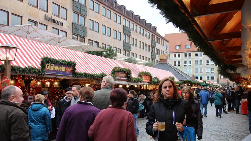 Viele Nürnberger nutzen den Vormittag, um letzte Besorgungen zu erledigen, oder bei einer Tasse Glühwein den Weihnachtsstress zu vergessen.