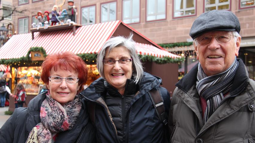 In diesem Jahr ist Eduard schon zum vierten Mal auf dem Christkindlesmarkt. Seine Frau Ingeborg (links) und er nutzen die Gelegenheit, um sich mit Freunden zu treffen. "Tagsüber sind auch weniger Leute unterwegs, da passt es ganz gut", sagt Eduard. Heute treffen sich die beiden mit Ellen, einer ehemaligen Angestellten.