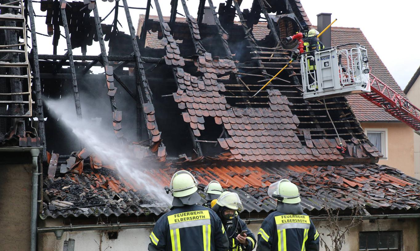 Etwa 170 Feuerwehrleute kämpften bei einem Scheunenbrand in Windshofen gegen die Flammen. Das Gebäude wurde dennoch völlig zerstört, der Sachschaden wird auf etwa 300.000 Euro geschätzt.
