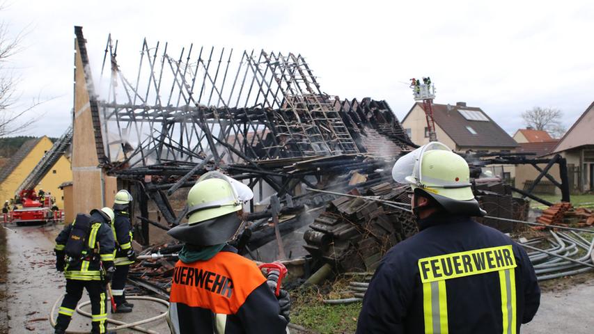 Gegen 12.15 Uhr erhielt die Polizei den Anruf, eine Scheune in Windshofen würde komplett in Flammen stehen. Etwa 170 Feuerwehrleute...