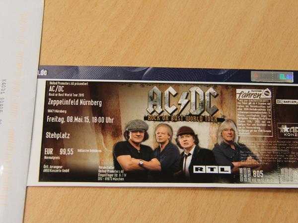 Es handelt sich um eine AC/DC-Fanedition-Karte. Sie kostete 15 Euro extra - mit dem Foto der australischen Musiker. Eventim ließ seinen Kunden aber keine Wahl. Man konnte nur diese Variante kaufen.