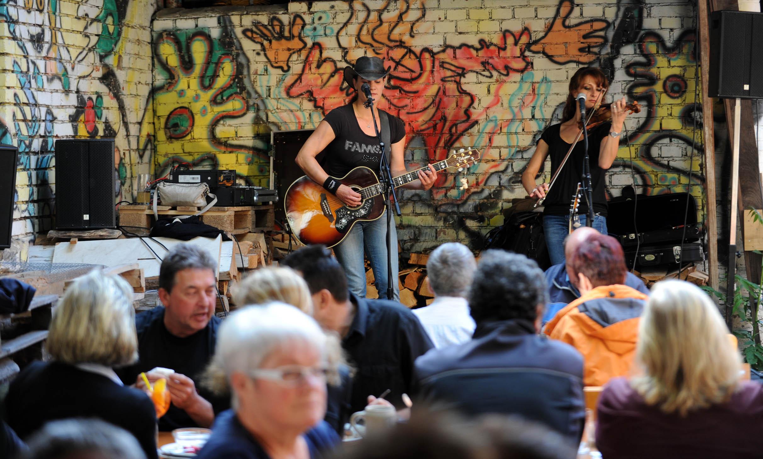 Mit musikalischer Untermalung kann man es sich auch im schmucken Biertgarten gutgehen lassen.