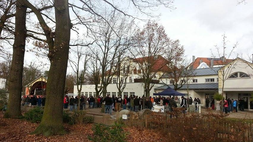 Einige Club-Fans bereiteten sich traditionell im Gutmann-Biergarten vor. Bei dem Wetter musste man auch nicht allzusehr frieren.