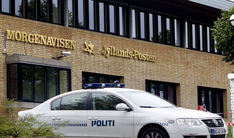 Ein Polizeiwagen vor dem Gebäude der Zeitung Ein Polizeiwagen vor dem Gebäude der Zeitung