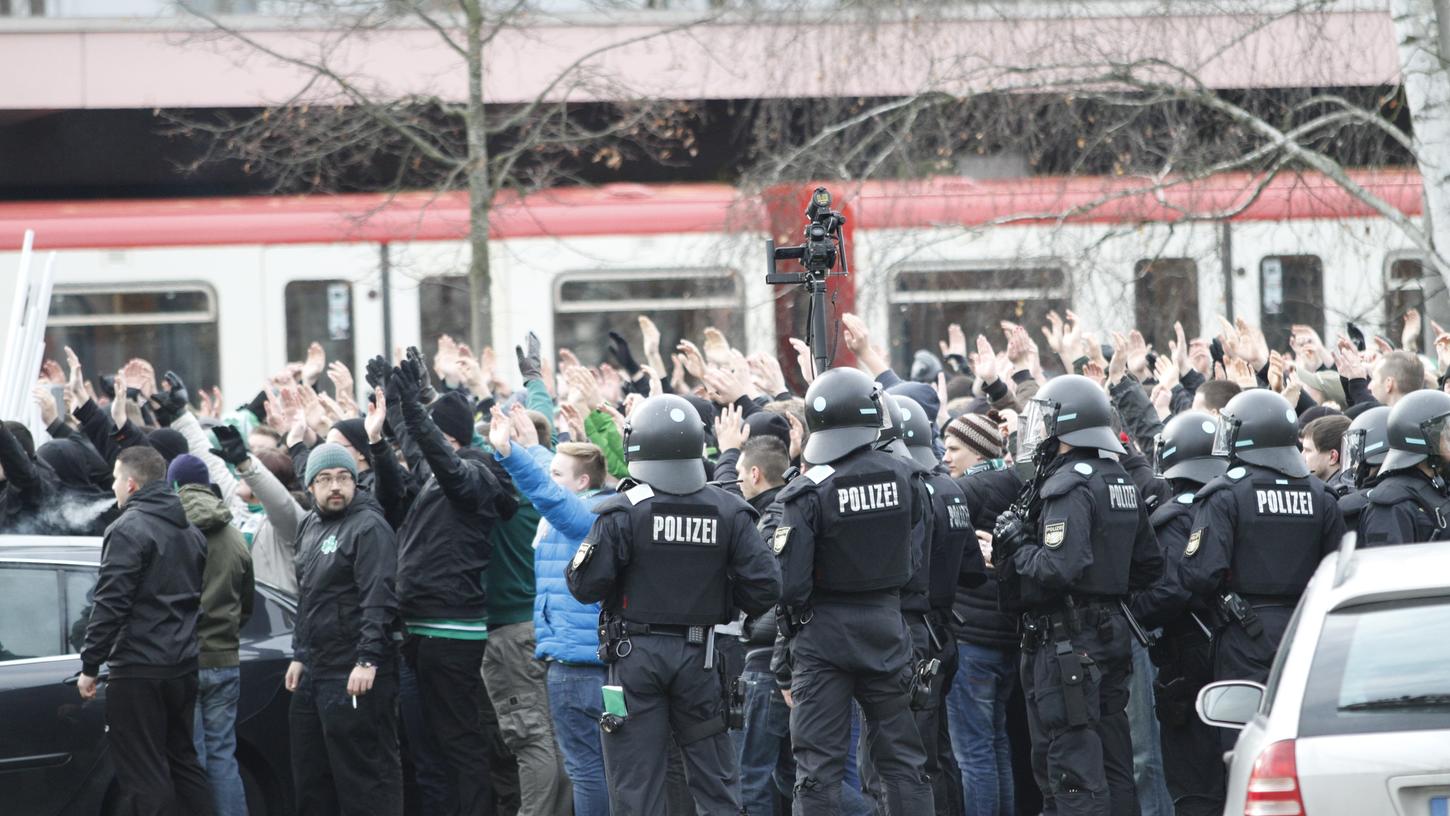 Im Schutz der Polizei werden die Fürther Fans auch dieses Mal ins Stadion begleitet.